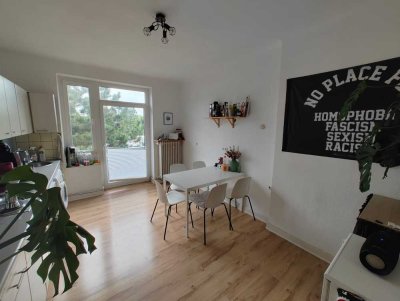 2 Zimmer, Wohnküche, große Diele, Bad mit Wanne, Balkon für Zweier-WG