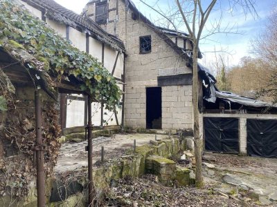 Traumgrundstück mit Rohbau und Scheune in Much