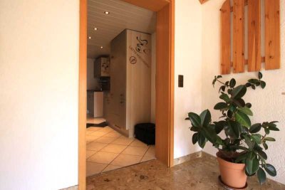 2-Zimmer-DG, Einbauküche, Bad, ca. 55m²