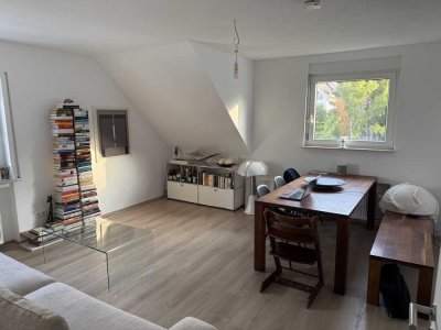 Vollständig renovierte Wohnung mit drei Zimmern und EBK in Kronberg im Taunus