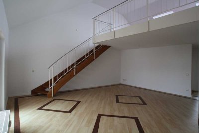 Klasse Galerie-Wohnung mit EBK und Balkon!