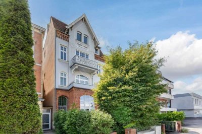 Modern gestaltete 2,5-Zimmer-Dachgeschosswohnung, mit Einbauküche und Duschbad mit Fenster in Lübeck