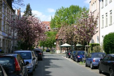 Schulstraße: Hochwertige 3 Zi. Wohnung mit Loggia, TG mit Wallbox
