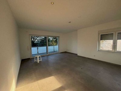 Erstbezug nach Kernsanierung-Wohnen auf höchstem Niveau! 3,5 Zimmer Wohnung mit Balkon zu vermieten!