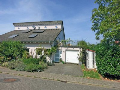 Besondere Doppelhaushälfte mit Split-Level-Architektur und Waldblick