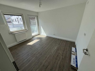 Kernsanierte 1-Zimmer-Wohnung mit großem Balkon - Erstbezug nach Vollsanierung