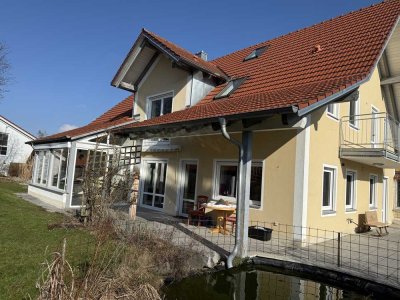 Geschmackvolle 2-Raum-Wohnung mit gehobener Innenausstattung mit Einbauküche in Pürgen