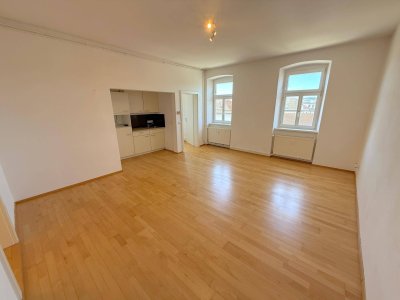 Wohnglück im Zentrum: Helle 2-Zimmer-Wohnung mit Charme
