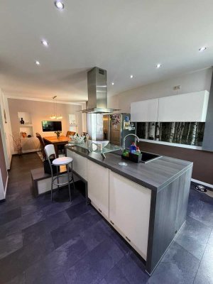 Traumhaftes Reiheneckhaus mit großen Grundstück und vier Garagen