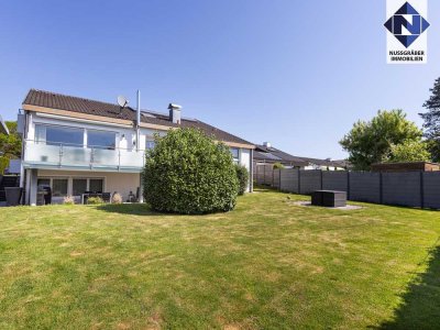 Repräsentatives Einfamilienhaus mit Einliegerwohnung, großem Garten und zwei Doppelgaragen
