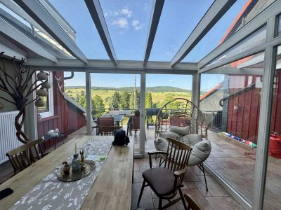 Großzügiges Zweifamilienhaus mit Garten, Terrassen, Hof, Scheunen, Garagen und tollem Ausblick!