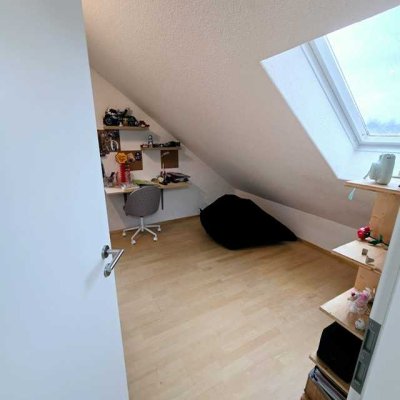 Stilvolle, gepflegte 4-Raum-Maisonette-Wohnung mit Balkon und EBK in Großaitingen