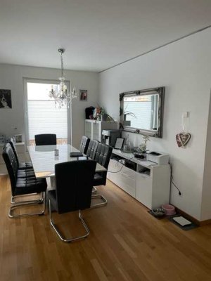 Junge Paare aufgepasst • Hochwertige 2 Zimmer - Wohnung mit Balkon und Parkett in toller Lage