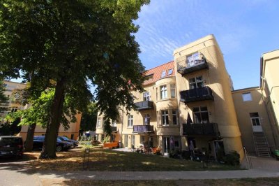 Idyllisches Wohnen in sanierter Gründerzeit- Villa inkl. 2 Zimmer + Balkon + Bad mit Dusche+ Laminat