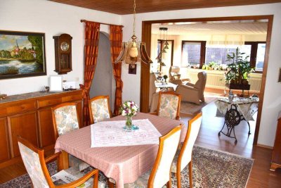 **Mehrfamilienhaus mit bis zu 3 Wohnungen, Doppelgarage, Stellplatz und tollem Garten in Aidlingen**