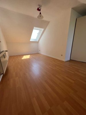 Einfache 1-Raum-DG-Wohnung mit Einbauküche, Abstellraum, Keller