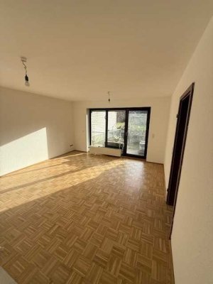 Traumhafte vollrenovierte Terrassenwohnung mit neuer Einbauküche / Parkettboden / Stufenloser Zugang