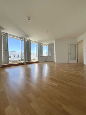 Stilvolle, geräumige und neuwertige 2,5-Zimmer-Wohnung mit Balkon und Einbauküche in Berlin