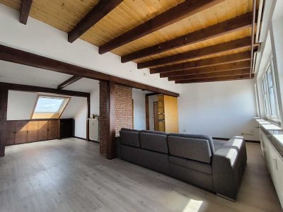 Gemütliche helle Dachgeschosswohnung mitten in Hochheim