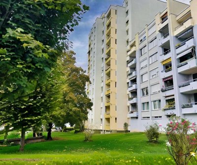 Helle 4,5 Zimmer-Wohnung mit Balkon, Aufzug und Tiefgaragenstellplatz in ruhiger Lage von Ludwigsbur