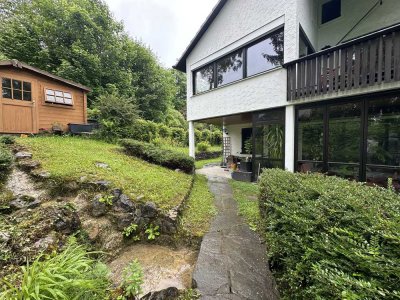 Charmante Doppelhaushälfte mit romantischem Gartenidyll
