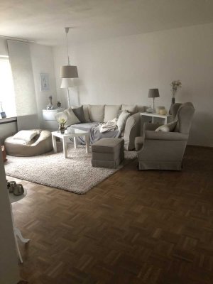 Modernisierte 2,5-Raum-Hochparterre-Wohnung mit Balkon und Einbauküche in Troisdorf