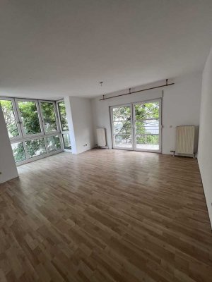 frisch modernisiert 2 ZKB, Balkon, Küche inklusive