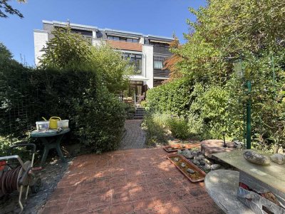 Lichtdurchflutetes Architekten-Reihenhaus mit Wintergarten, Balkon & Traumgarten