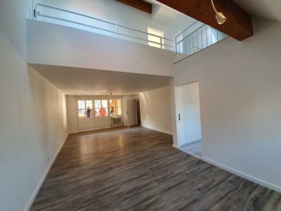 In der Fußgängerzone. Renovierte 4,5 Zimmer-Wohnung (2x Balkon, Küche, Aufzug, TGstellplatz)