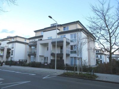 Barrierefreie und neuwertige 3-Zi.-Penthaus-Whg. mit Dachterrasse und TG-Stellplatz in BN-Buschdorf