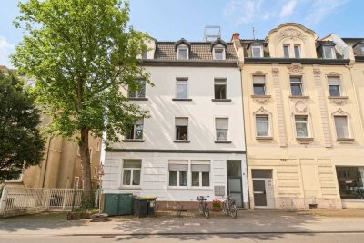 Charmante 4-Zimmer-Altbauwohnung – modernisiert, mit Einbauküche und Balkon