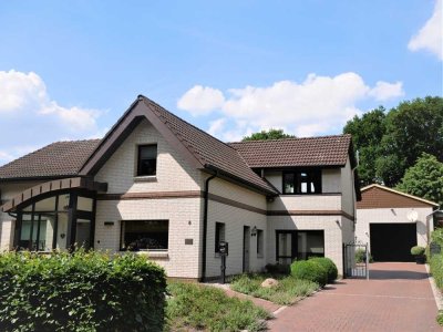 Neuer Preis !
Leben und Arbeiten vereint an einem Ort – Großzügiges 
EFH m. 2 ELW  und 240 m² Hall