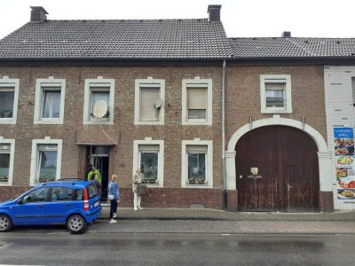 Mehrfamilien-Wohnhaus mit Toreinfahrt und seitlichen Anbauten