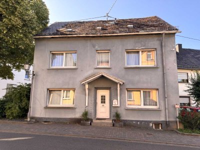 Großzügiges, renovierungsbedürftiges Einfamilienhaus mit Garage in Ortslage