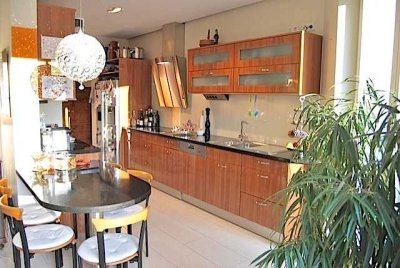 Aussergewöhnliche 5-Zimmerwhg • teilmöbl. mit Westterrasse, Kamin, 2 Bädern, Gäste-WC & Stellplatz