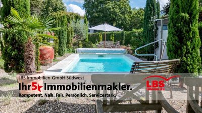 Mediterranes Wohnparadies in Freiburg im Breisgau – Bungalow mit Pool und Wintergarten!