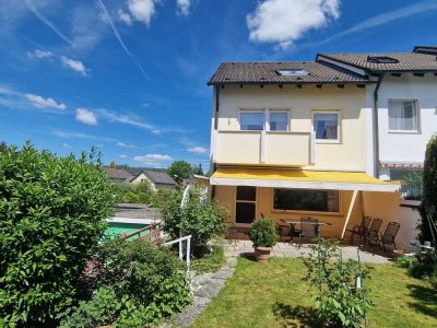 PREISREDUZIERT!

Modernisiertes Eckhaus
2 Bäder, 2 Terrassen uvm.
Sonnige Lage im Hussengut