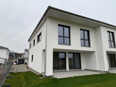 Hochwertige Doppelhaushälfte direkt am Landschaftsschutzgebiet!