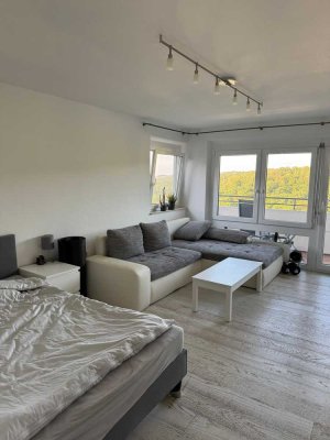 Stilvolle, modernisierte 1-Zimmer-Wohnung mit geh. Innenausstattung mit Balkon und EBK in Stuttgart