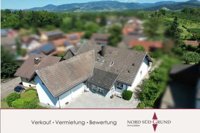 EFH mit Schwarzwald-Panorama-Blick, 220 m² Wohnfl., Wintergarten, Doppelgarage, Balkon und Garten.