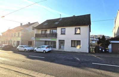 Mehrfamilienhaus mit Gewerbeeinheit auf großem Grundstück