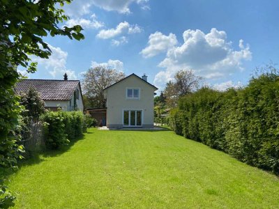 Neuwertiges Massivhaus (Energielabel A+) mit großem Garten in zentraler, aber idyllisch ruhiger Lage