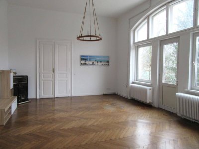CHARMANTE ALTBAUVILLA MIT GROSSEM GRUNDSTÜCK IN RUHELAGE