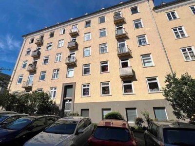 sanierte Altbau-ETW mit großem 4-Zimmer-Grundriss in oberster Etage, direkt an den Goetheanlagen!