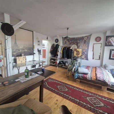 Gemütliche 1-Zimmer-Wohnung im Dachgeschoss mit Holzdielen