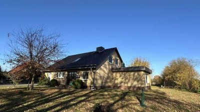 Ruhige Feldrandlage: Wohnung im Dachgeschoss eines Zweifamiliehauses