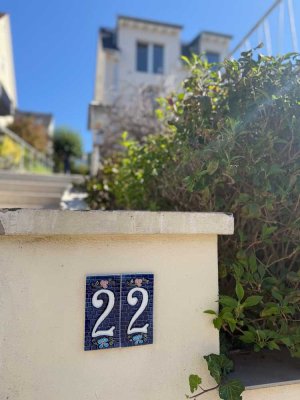 Möblierte - Moderne kernsanierte 3-Zimmer-Wohnung mit Balkon