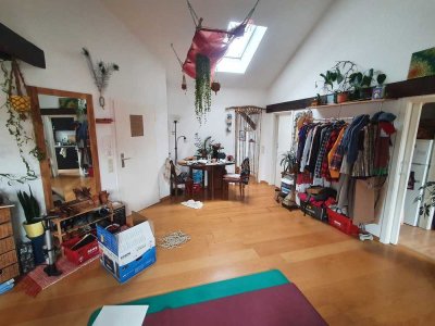 Charmante Dachgeschoßwohnung im Blumenviertel