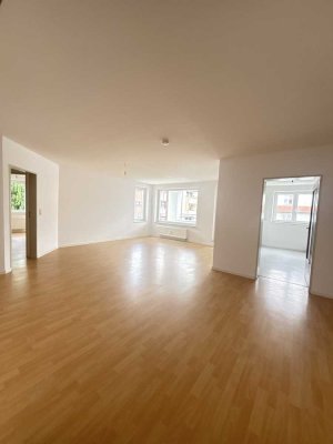 Renovierte 3-Zimmer-Wohnung mit Einbauküche und Loggia