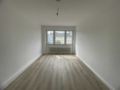 Urbane Lage! Renovierte 2-Zi-Whg mit Wohnküche & Balkon